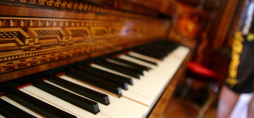old-retro-piano
